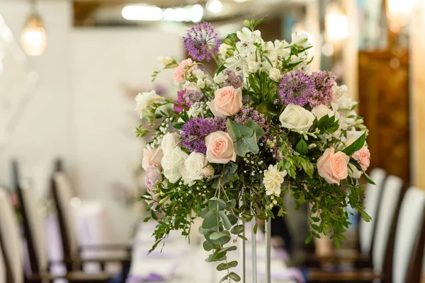 Vackra Blomsterkompositioner Restaurangen För Bröllopsceremonin Högtidlig Ceremoni Målning Brudgummen Och — Stockfoto