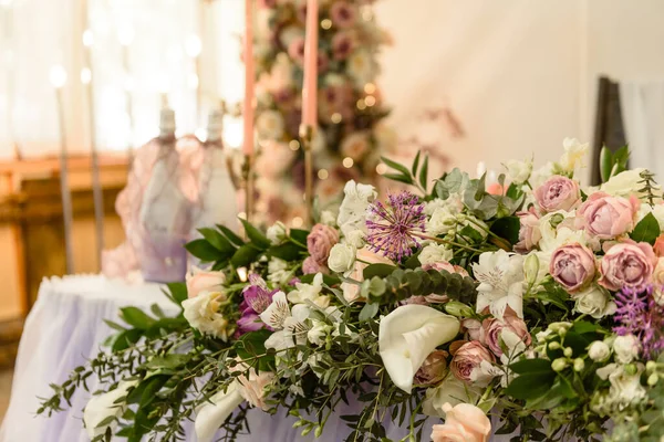 結婚式のためのレストランで美しい花の組成 新郎新婦を描く厳粛な儀式 — ストック写真