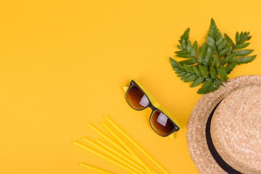 Plaj aksesuarları: kabuklu gözlük ve şapka ve renkli arka planda deniz yıldızları. Yaz arkaplanı