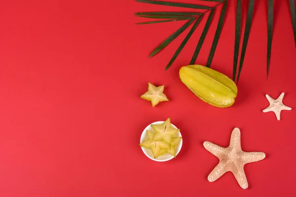 Carambola Frutas Accesorios Playa Follaje Una Planta Tropical Sobre Papel — Foto de Stock