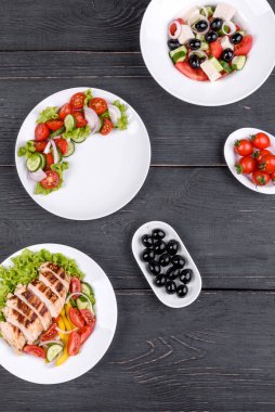 Tavuklu, domatesli, salatalı, soğanlı ve zeytinyağlı üç taze lezzetli salata. Yaz menüsü salataları