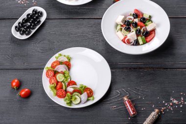 Sebzeli taze salata: domates, salatalık, soğan ve zeytinyağlı yeşillikler. Yaz menüsü salataları