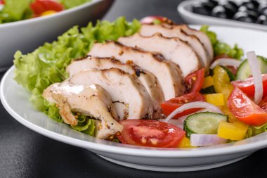 Tavuk, domates, salatalık, soğan ve zeytinyağlı yeşil salata. Yaz menüsü salataları