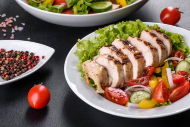 Tavuk, domates, salatalık, soğan ve zeytinyağlı yeşil salata. Yaz menüsü salataları