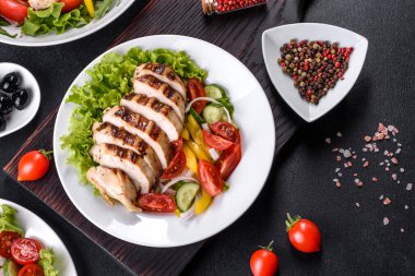 Tavuk, domates, salatalık, soğan ve zeytinyağlı yeşil salata. Yaz menüsü salataları