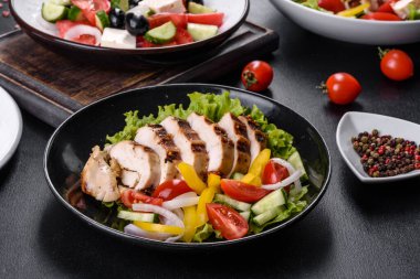 Tavuk, domates, salatalık, soğan ve zeytinyağlı yeşil salata. Yaz menüsü salataları