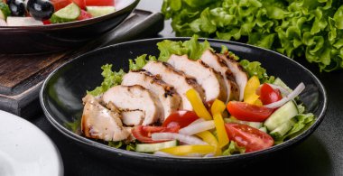 Tavuk, domates, salatalık, soğan ve zeytinyağlı yeşil salata. Yaz menüsü salataları