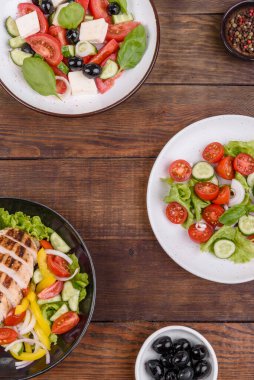 Tavuklu, domatesli, salatalı, soğanlı ve zeytinyağlı üç taze lezzetli salata. Yaz menüsü salataları