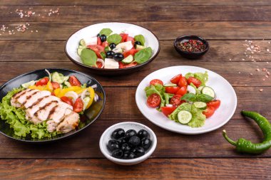 Tavuklu, domatesli, salatalı, soğanlı ve zeytinyağlı üç taze lezzetli salata. Yaz menüsü salataları