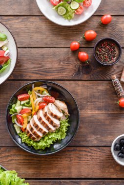 Tavuklu, domatesli, salatalı, soğanlı ve zeytinyağlı üç taze lezzetli salata. Yaz menüsü salataları