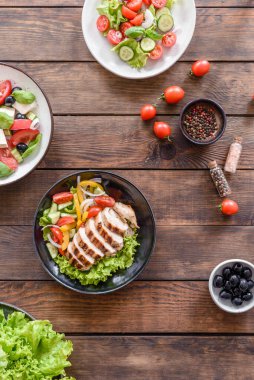 Tavuklu, domatesli, salatalı, soğanlı ve zeytinyağlı üç taze lezzetli salata. Yaz menüsü salataları