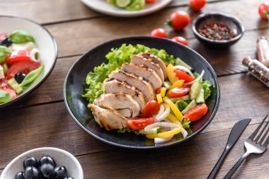 Tavuk, domates, salatalık, soğan ve zeytinyağlı yeşil salata. Yaz menüsü salataları