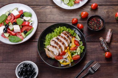 Tavuk, domates, salatalık, soğan ve zeytinyağlı yeşil salata. Yaz menüsü salataları