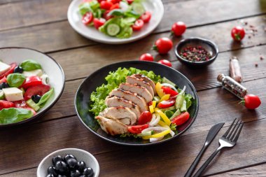 Tavuk, domates, salatalık, soğan ve zeytinyağlı yeşil salata. Yaz menüsü salataları