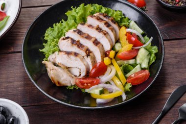 Tavuk, domates, salatalık, soğan ve zeytinyağlı yeşil salata. Yaz menüsü salataları