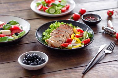 Tavuk, domates, salatalık, soğan ve zeytinyağlı yeşil salata. Yaz menüsü salataları