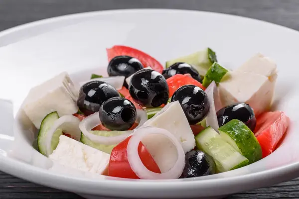 Ensalada Griega Fresca Deliciosa Con Tomate Pepino Cebolla Aceitunas Con —  Fotos de Stock