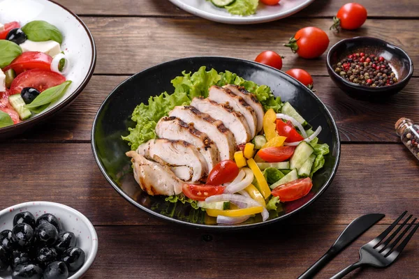 Tavuk, domates, salatalık, soğan ve zeytinyağlı yeşil salata. Yaz menüsü salataları