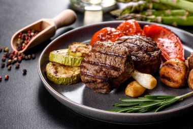 Sebzeli, mantarlı ve baharatlı lezzetli sığır eti madalyonu. Izgara yemek.