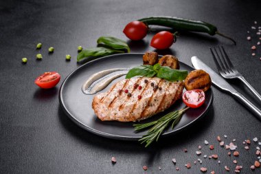 Sebzeli ve baharatlı biftek. Izgara yemek.