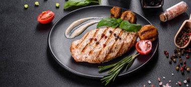 Sebzeli ve baharatlı biftek. Izgara yemek.