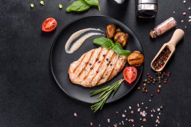 Sebzeli ve baharatlı biftek. Izgara yemek.