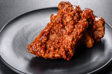 Siyah tabakta portakallı taze pişmiş domuz pirzolası. Lezzetli sağlıklı yemek.