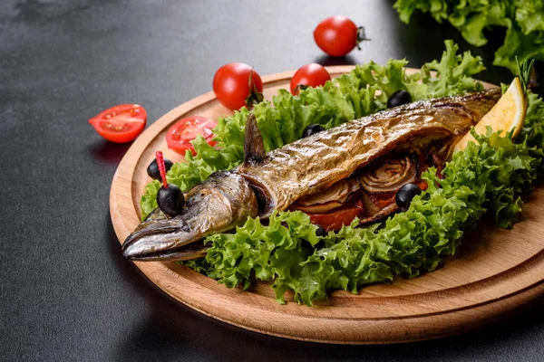 Pescado Caballa Parrilla Con Limón Sobre Fondo Negro Copiar Espacio —  Fotos de Stock