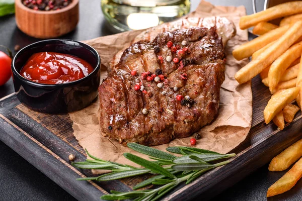 감자튀김 향신료와 맛있는 쇠고기 스테이크 — 스톡 사진