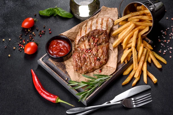 Leckeres Gebackenes Rindersteak Mit Gemüse Pommes Und Gewürzen Gegrilltes — Stockfoto