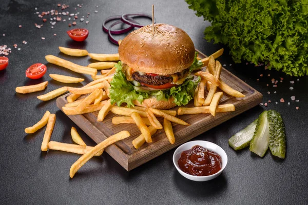 Delicioso Hambúrguer Fresco Com Costeleta Carne Tomates Alface Com Batatas — Fotografia de Stock