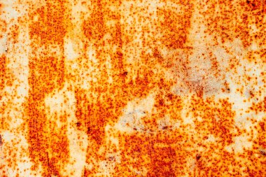 Çatlakları ve çizikleri olan metal bir duvarın dokusu arka plan olarak kullanılabilir.