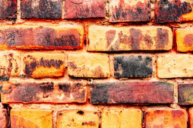 Çatlakları ve çizikleri olan tuğla duvar dokusu arka plan olarak kullanılabilir.