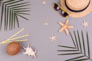 Kabuklu plaj aksesuarları ve renkli arka planda deniz yıldızları.