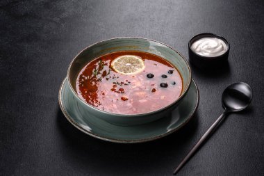 Seramik çömlekte Rus salyangoz çorbası.