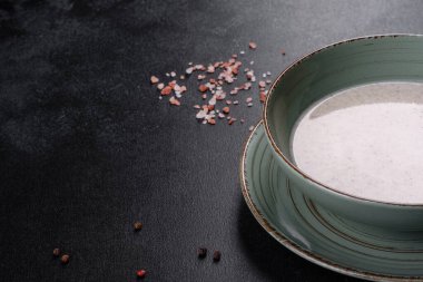 Seramik tabakta taze taze mantar çorbası. İlk yemek, sağlıklı yemek.