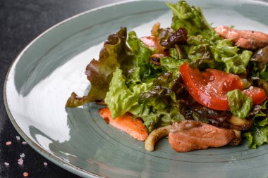 Balık, peynir, domates ve marul yapraklı taze salata. Sağlıklı yemek.