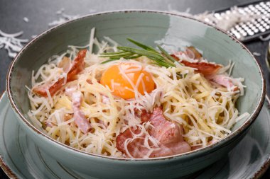 Carbonara usulü makarna. Pastırmalı spagetti, yumurta, maydanoz ve parmesan peyniri. Geleneksel İtalyan yemeği.