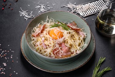 Carbonara usulü makarna. Pastırmalı spagetti, yumurta, maydanoz ve parmesan peyniri. Geleneksel İtalyan yemeği.