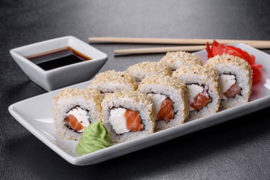 Karidesli suşi, avokado, krem peynir ve susamlı. Suşi menüsü. Japon yemeği.