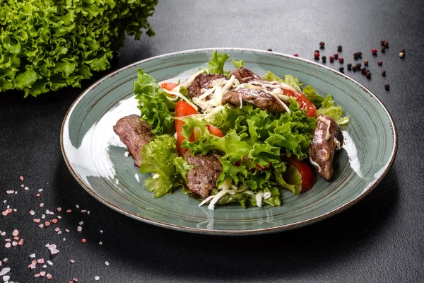 Deliciosa Salada Fresca Com Carne Queijo Tomate Folhas Alface Alimentos — Fotografia de Stock