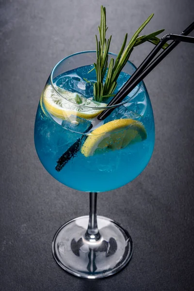 Alcoholic Cocktail Blue Curacao Ice Lemon Cocktail Tubes Black Table — Stockfoto