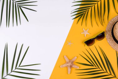 Plaj aksesuarları: kabuklu gözlük ve şapka ve renkli arka planda deniz yıldızları. Yaz arkaplanı