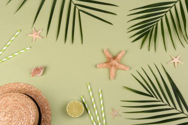 Plaj aksesuarları: kabuklu gözlük ve şapka ve renkli arka planda deniz yıldızları. Yaz arkaplanı