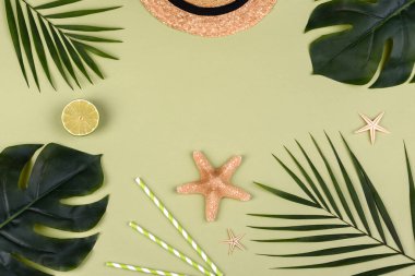 Plaj aksesuarları: kabuklu gözlük ve şapka ve renkli arka planda deniz yıldızları. Yaz arkaplanı