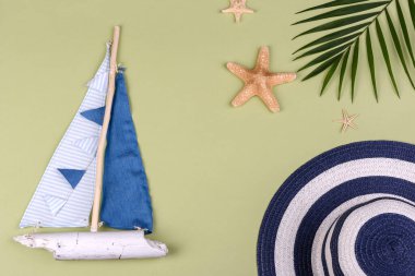 Plaj aksesuarları: kabuklu gözlük ve şapka ve renkli arka planda deniz yıldızları. Yaz arkaplanı