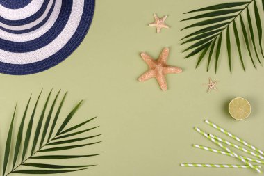 Plaj aksesuarları: kabuklu gözlük ve şapka ve renkli arka planda deniz yıldızları. Yaz arkaplanı