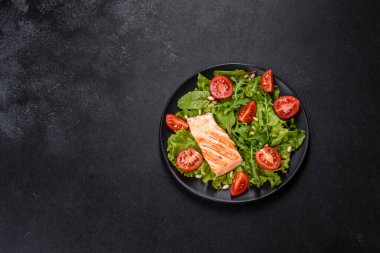 Balık, domates ve marul yapraklı lezzetli taze salata. Sağlıklı yemek.