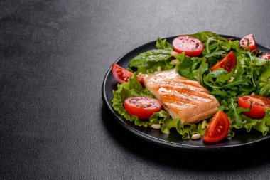 Balık, domates ve marul yapraklı lezzetli taze salata. Sağlıklı yemek.