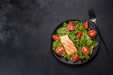 Balık, domates ve marul yapraklı lezzetli taze salata. Sağlıklı yemek.
